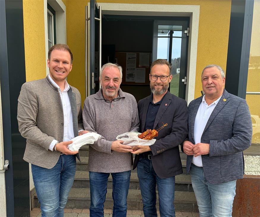 Landtagsabgeordneter Fabio Halb, Obmann Helmut Huber, Bezirksobmann Franz Schenk und Bürgermeister Helmut Sampt (v.l.) beim Kaiserfleisch und Knoblauchwurst-Schnapsen des ÖKB Minihof-Liebau.