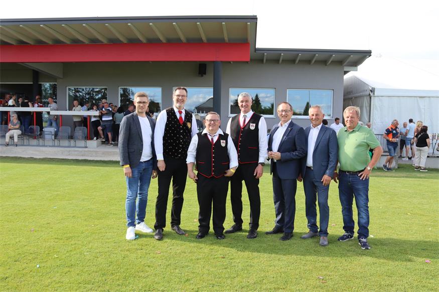 Landtagsabgeordneter Patrik Fazekas, Bezirksblasmusikobmann Richard Wolfram, die Musikvereins-Obmänner Reinhard Pfneisl und Heinz Schlögl, Landesblasmusikverbandsobmann Peter Reichstädter, Bürgermeister Anton Wiedenhofer und Vizebürgermeister Alois Bader beim Fest.