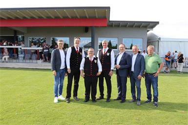 Landtagsabgeordneter Patrik Fazekas, Bezirksblasmusikobmann Richard Wolfram, die Musikvereins-Obmänner Reinhard Pfneisl und Heinz Schlögl, Landesblasmusikverbandsobmann Peter Reichstädter, Bürgermeister Anton Wiedenhofer und Vizebürgermeister Alois Bader beim Fest.