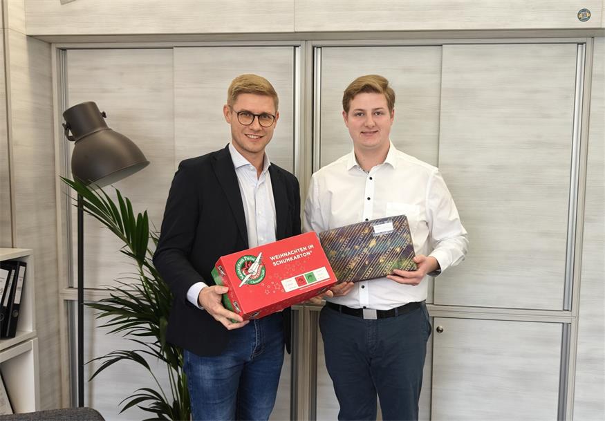 Landtagsabgeordneter Patrik Fazekas und JVP-Obmann Daniel Heintz rufen zur Teilnahme an der Aktion „Weihnachten im Schuhkarton“ auf.