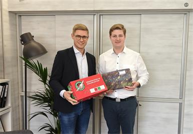 Landtagsabgeordneter Patrik Fazekas und JVP-Obmann Daniel Heintz rufen zur Teilnahme an der Aktion „Weihnachten im Schuhkarton“ auf.