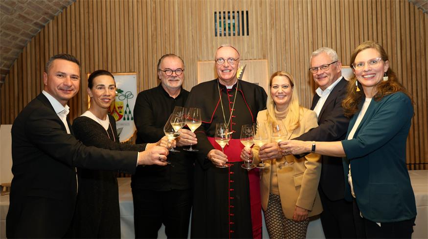 Landtagsabgeordneter Robert Hergovich, Etiketten-Designerin Cordula Alessandri, Kellermeister Rudi Križan, Bischof Ägidius Zsifkovics, Landesrätin Daniela Winkler, Eisenstadts Bürgermeister Thomas Steiner und Landeshauptmann-Stv. Anja Haider Wallner.
