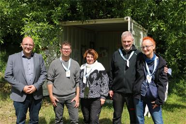 Landtagsabgeordneter Sandro Waldmann, Obmann Bernd Katona, Christine Katona, Thomas Biller und Barbara Biller beim Tag der Biene am Burgsee in Lockenhaus.