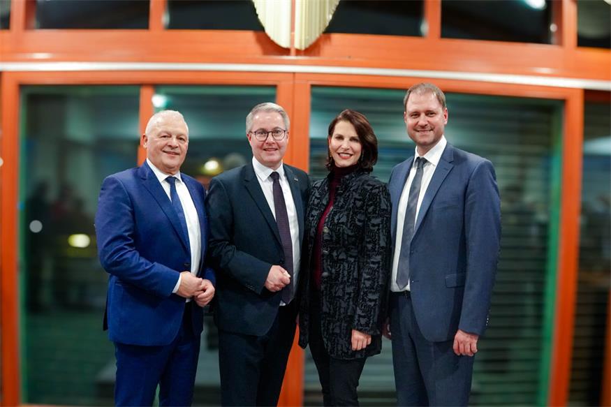 Landtagsabgeordneter und Edelstals Bürgermeister Gerald Handig, ÖVP-Klubobmann und Halbturns Bürgermeister Markus Ulram mit Bundesministerin Karoline Edtstadler und ÖVP-Landesparteiobmann Christian Sagartz