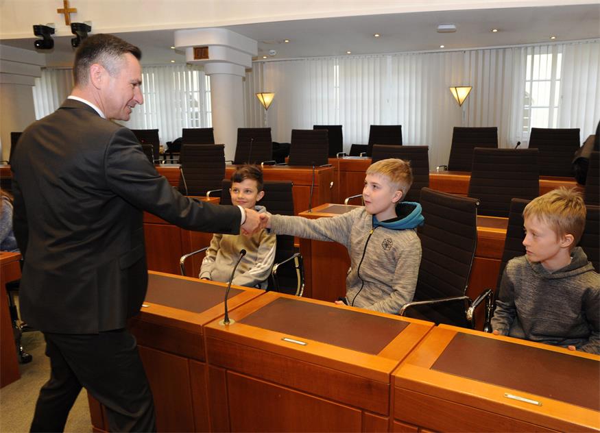 Landtagspräsident Robert Hergovich begrüßte gleich nach der Präsentation Schülerinnen und Schüler der Volksschule Purbach.