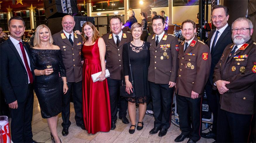 Landtagspräsident Robert Hergovich mit Gattin Silvia, Günter Prünner, Patrizia und Bezirksfeuerwehrkommandant Gerald Klemenschitz, Melanie Höller, Landesfeuerwehrkommandant-Stellvertreter Harald Nakovich, und Ortsfeuerwehrkommandant Nikolaus Mitrovits, Bundesratspräsident a.D. Günter Kovacs Wolfgang und Jarmer.