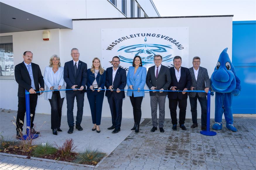 Landtagspräsidentin Astrid Eisenkopf (6.v.l.) und LAbg. Bürgermeisterin Elisabeth Böhm mit Vertretern des Wasserleitungsverbandes Nördliches Burgenland (WLV) bei der Eröffnung der umgebauten Außenstelle des WLV in Neusiedl am See. 