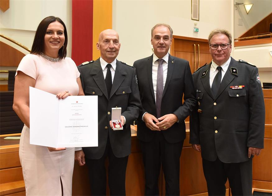 Landtagspräsidentin Astrid Eisenkopf, Landesrat Leonhard Schneemann und Rot Kreuz-Präsident Werner Krischka zeichneten Vizepräsident Leo Radakovits  (2.v.l.) aus.