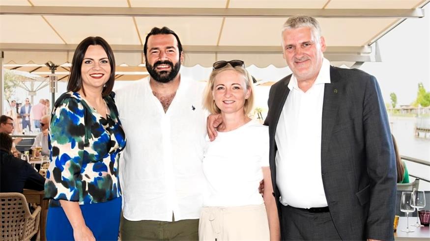 Landtagspräsidentin Astrid Eisenkopf, Landtagsabgeordnete Rita Stenger und Bürgermeister Gerold Stagl feierten mit Neo-Ruster Dejan Bozic den erfolgreichen Start seines "Niki am Hafen".