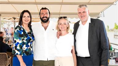 Landtagspräsidentin Astrid Eisenkopf, Landtagsabgeordnete Rita Stenger und Bürgermeister Gerold Stagl feierten mit Neo-Ruster Dejan Bozic den erfolgreichen Start seines "Niki am Hafen".