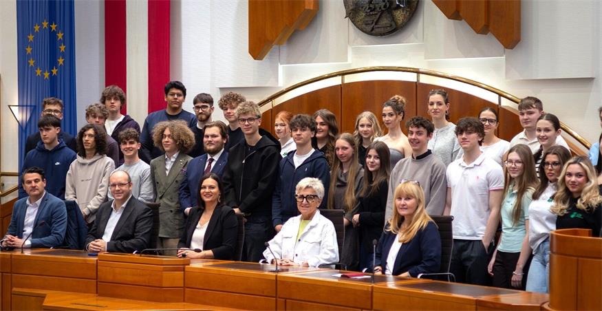 Landtagspräsidentin Astrid Eisenkopf sowie Mandate alle Landtagsfraktionen begrüßten die Schülerinnen und Schüler.