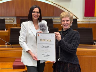 Landtagspräsidentin Mag.a Astrid Eisenkopf und Guide of the year 2025 Regina Himmelbauer
