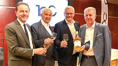 Landwirtschaftskammer-Präsident Nikolaus Berlakovich und Bürgermeister Thomas Steiner mit den Winzern Franz X. Lehner und Erwin Tinhof.