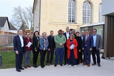 Landwirtschaftskammerpräsident Niki Berlakovich, Ruth Patzelt von Shalom.Lockenhaus, Lehrerin Stefanie Fleck-Fleischhacker, Direktorin Sonja Hasler und Lehrer Manfred Wiedenhofer aus der Handelsakademie, James R. Moser, Musikschulleiter Thomas Loier, Musikschulpräsidentin Claudia Priber, Deutschkreutz' Bürgermeister Andreas Kacsits, Juliana Horvath-Wieder, Musikschul-Geschäftsführer Gerhard Gutschik, Landtagsabgeordneter Jürgen Karall und Gemeindevorstand Jürgen Steiner aus Kobersdorf freuten sich auf den Abend.