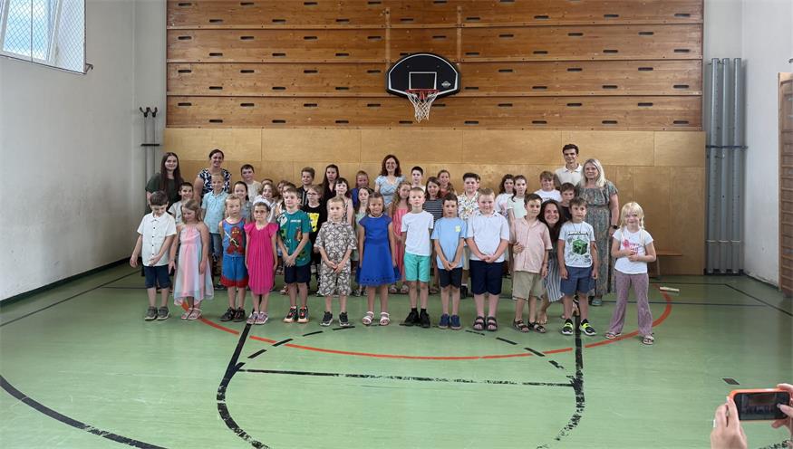 Laurina de Beer, Lukas Kunis, Carolina Schneidhofer, Sebastian Pekovics, Adam Botyanszki, Anna Stocker, Benjamin Reitgruber, Jan Pauer und Nico Gradwohl führt ihr Bildungsweg in die Mittelschule oder ins Gymnasium, die verbleibenden Volksschülerinnen und -schüler ab Herbst in ein neues Schulhaus.