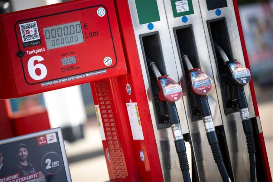 Laut einer aktuellen Analyse des VCÖ auf Basis von Daten der E-Control sank der Preis für einen Liter Diesel um rund 24 Cent, während Eurosuper um etwa zehn Cent günstiger wurde