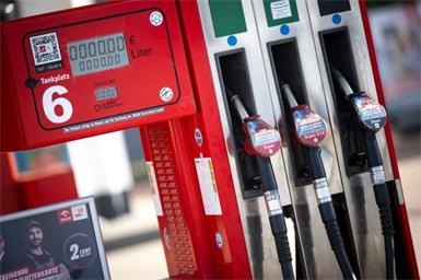 Laut einer aktuellen Analyse des VCÖ auf Basis von Daten der E-Control sank der Preis für einen Liter Diesel um rund 24 Cent, während Eurosuper um etwa zehn Cent günstiger wurde