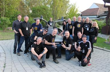 Lauter Legenden: Ein Teil der Rock-Family mit dem burgenländischen DeLorean vor der Mühle.