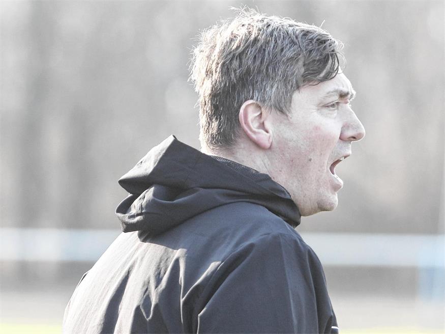 Lautstark. Trainer Christoph Tischler von den Neudorf/Parndorf Juniors muss derzeit immer wieder seine Stimme erheben, um seinen Youngsters eine Führung zu geben.Christopher Schneeweiß