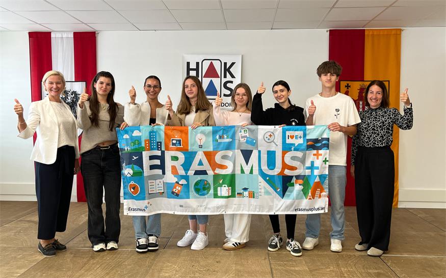 Lea, Amelie, Beryl, Christina, Elisa und Jacob vor ihrer Abreise mit Direktorin Sonja Hasler und Professorin Eva Tajmel.