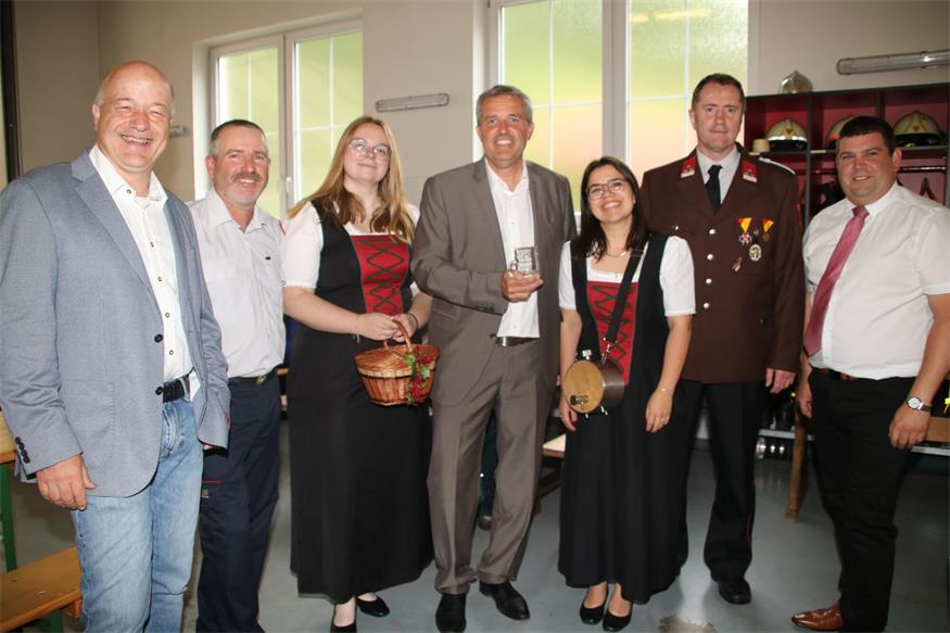 Lebenbrunns Ortsvorsteher Josef Weber, Steinbachs Kommandant Jürgen Frühstück, Bürgermeister Ewald Bürger, Günther Schwarz, Steinbachs Ortsvorsteher Stefan Wilfinger und die beiden Marketenderinnen Anna Maria Weber und Christina Leidl unterhielten sich gut.