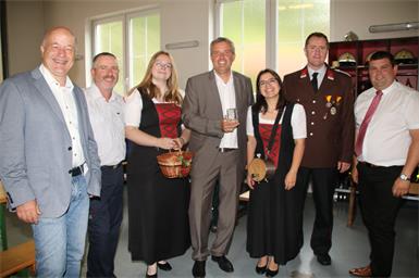 Lebenbrunns Ortsvorsteher Josef Weber, Steinbachs Kommandant Jürgen Frühstück, Bürgermeister Ewald Bürger, Günther Schwarz, Steinbachs Ortsvorsteher Stefan Wilfinger und die beiden Marketenderinnen Anna Maria Weber und Christina Leidl unterhielten sich gut.