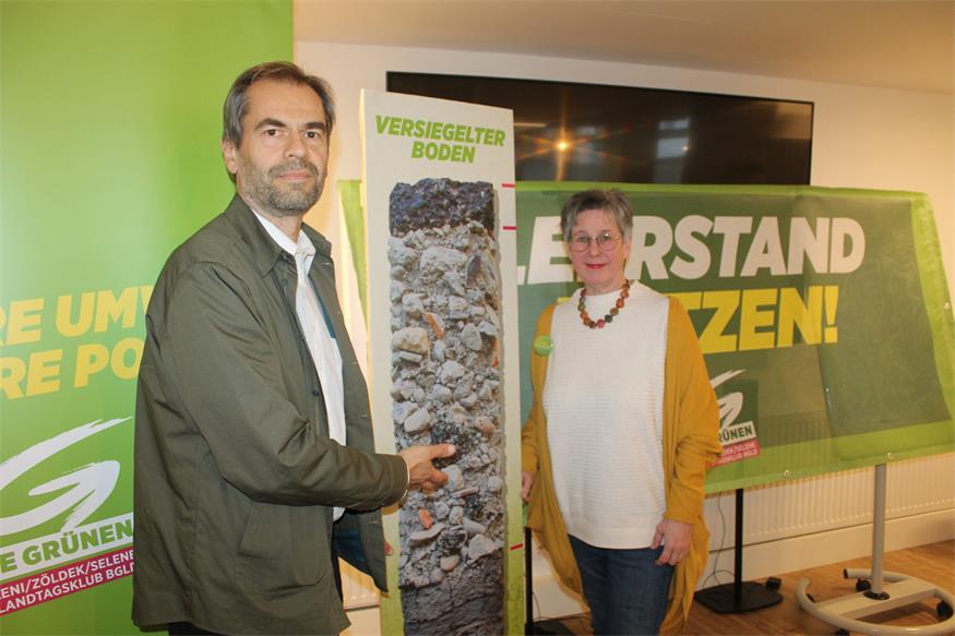"Leerstand nutzen!" Grünen-Klubobfrau Regina Petrik und Abgeordneter Wolfgang Spitzmüller setzen Zeichen gegen die Bondenversiegelung.