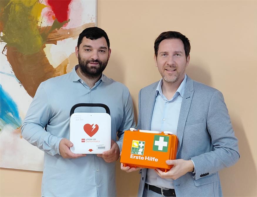 Lehrer Benjamin Solik und Direktor Markus Neuhold sind froh darüber, dass die Schule fit in puncto Erste Hilfe ist.
