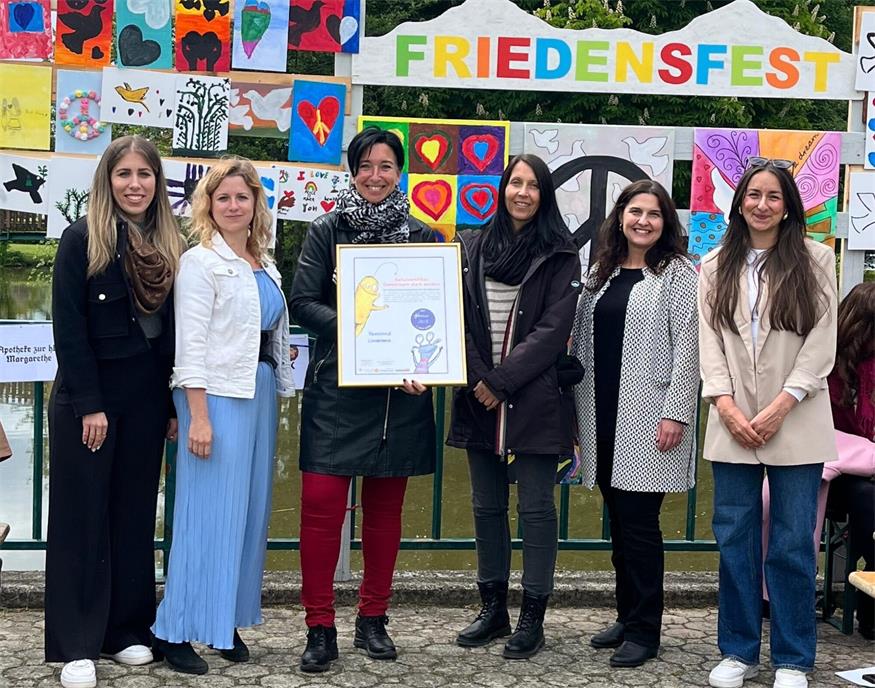 Lehrerin Julia Frühstück, Lehrerin Ulrike Doppler, Standortleiterin Elisabeth Zillinger, Lehrerin Bettina Felber, Lehrerin Julia Stifter und Projektleiterin Dušanka Weber-Goranović bei der Übergabe des Zertifikats.
