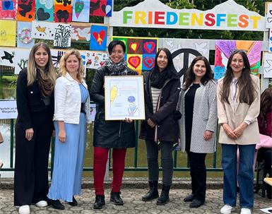 Lehrerin Julia Frühstück, Lehrerin Ulrike Doppler, Standortleiterin Elisabeth Zillinger, Lehrerin Bettina Felber, Lehrerin Julia Stifter und Projektleiterin Dušanka Weber-Goranović bei der Übergabe des Zertifikats.