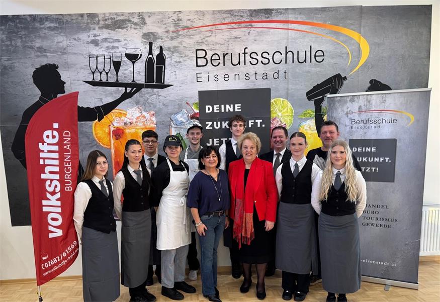 Lehrlinge mit Schulleiterin BDS Sylvia Waba, Präsidentin der Volkshilfe Burgenland Verena Dunst, Hannes Schwab (2. von rechts) und Christoph Weber (4. von rechts)
