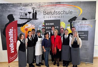 Lehrlinge mit Schulleiterin BDS Sylvia Waba, Präsidentin der Volkshilfe Burgenland Verena Dunst, Hannes Schwab (2. von rechts) und Christoph Weber (4. von rechts)