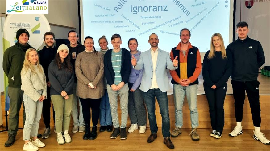 Lehrreich. Vortragender Bernhard Heimhilcher (4.v.r.) freute sich über das rege Interesse der angehenden Lehrer.