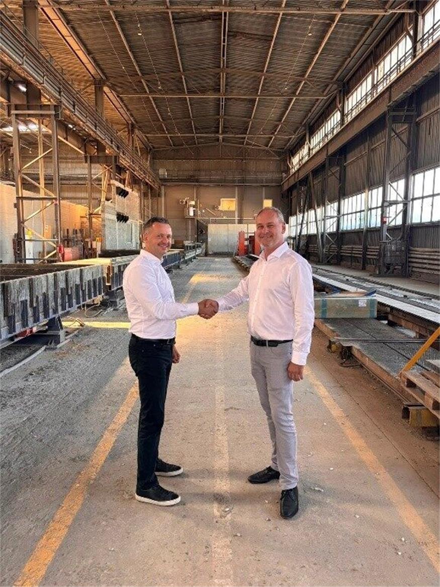 Leier-Vertreter Krzysztof Kwiatkowski (r.) mit dem Vertreter des Betonfertigteilwerks von Holcim.