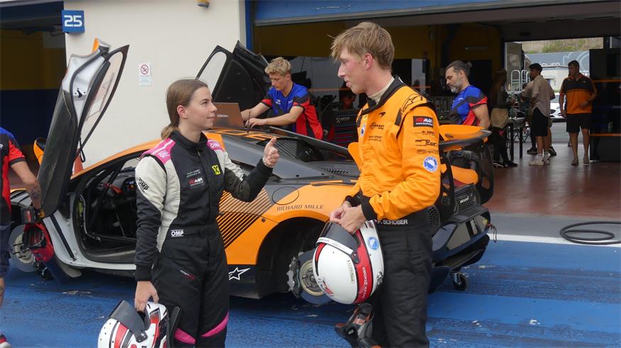 Lena Pichler und ihr Coach Patrick Schober, selbst McLaren Trophy-Fahrer.