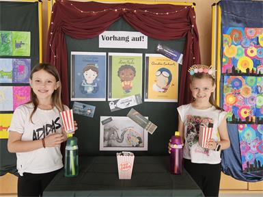 Leni und Paula waren mit Popcorn fürs "Vorlesekino" bestens ausgerüstet.