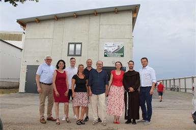 Leo Riebenbauer, Ortsvorsteherin Daniela Kulovits-Linzer, Josef Riebenbauer, Kassierin Sandra Gliewe, Obmannstellvertreter Daniel Berlakovich, Obmann Stefan Pauer, Moderatorin Christina Karall, Pfarrer Stjepan Lukašević und Bürgermeister Martin Karall freuten sich über die offizielle Eröffnung des Biomasse-Heizwerks.