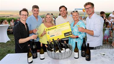 Leo Sommer, Michael Bayer, Michael Liegenfeld und Josef Bayer überreichten Patricia Schuller und Elisabeth Pauer Gerbavsits vom ORF Burgenland einen symbolischen Scheck mit der erworbenen Spendensumme für "Licht ins Dunkel". 