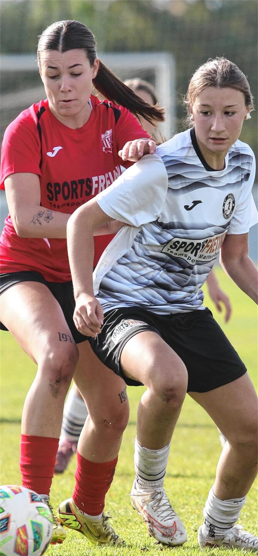 Leonie Lasinger (l., gegen Mia Zechmann) erzielte das 2:0 Für Draßburg in Sigleß.