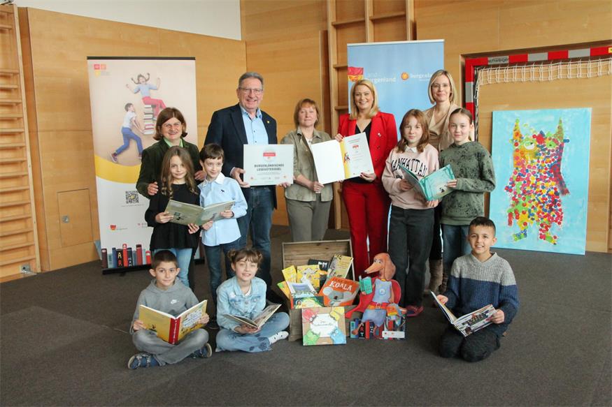 Leseexpertin Sonja Hanappi-Mersits, Bürgermeister Gerhard Zapfl, Schulleiterin Romana Huber, Bildungslandesrätin Daniela Winkler und Projektkoordinatorin Birgit Lukits-Stiassny mit Schülerinnen und Schülern der VS Nickelsdorf 