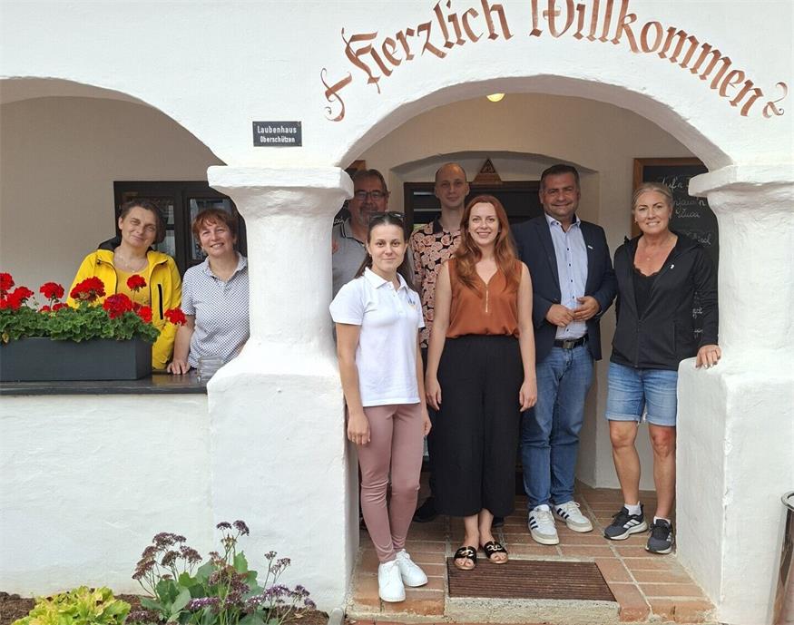 Lesya Loyko, Mariana Misyk, Thomas Böhm, Mariia Lalo, Kyrylo Loiko, Nina Peischl, Bürgermeister Stefan Laimer und Therese Wilhelmsson beim Abschluss im Arkadeneheurigen in Bad Tatzmannsdorf.