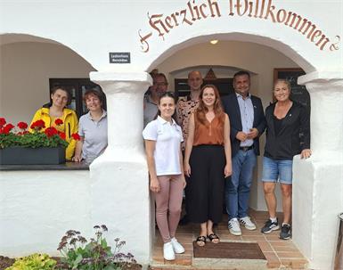 Lesya Loyko, Mariana Misyk, Thomas Böhm, Mariia Lalo, Kyrylo Loiko, Nina Peischl, Bürgermeister Stefan Laimer und Therese Wilhelmsson beim Abschluss im Arkadeneheurigen in Bad Tatzmannsdorf.