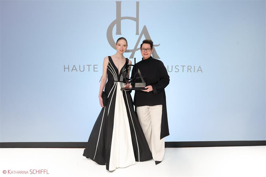 Liane Scherz mit Model Kamila, dass ihren preisgekrönten Entwurf trägt. 