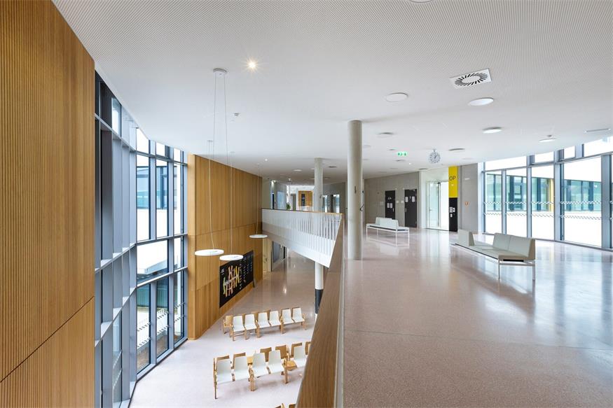 Lichtdurchflutete Gänge mit großen Fensterfronten sorgen für ein modernes, angenehmes Ambiente schon beim Betreten der Klinik. 