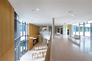 Lichtdurchflutete Gänge mit großen Fensterfronten sorgen für ein modernes, angenehmes Ambiente schon beim Betreten der Klinik. 