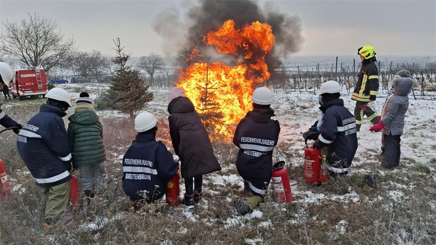 Lichterloh. Wie ein brennender Christbaum gelöscht wird, lernten interessierte Kinder beim "Christbaumanzünden" in Breitenbrunn.