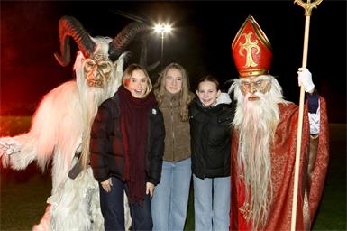 Ließen sich gemeinsam ablichten. Elina Maier, Elena Horvath und Madelene Maier mit Perchte und Nikolaus. 