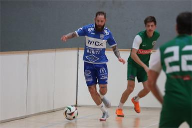 Ligaauftakt. Eberau mit Marcel Pomper (l.) will Kukmirn ein Bein stellen.