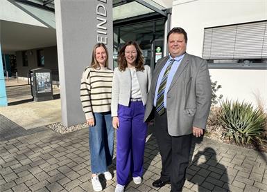 Linda Toth, Staatssekretärin Claudia Plakolm und ÖVP-Güssing Bezirksvorsitzender Bernd Strobl. 