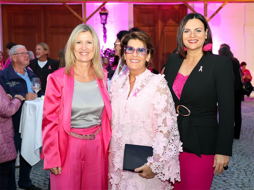 Linda Zajer vom Veranstalter Estée Lauder, Schirmherrin Agnes Ottrubay und Landtagspräsidentin Astrid Eisenkopf.
